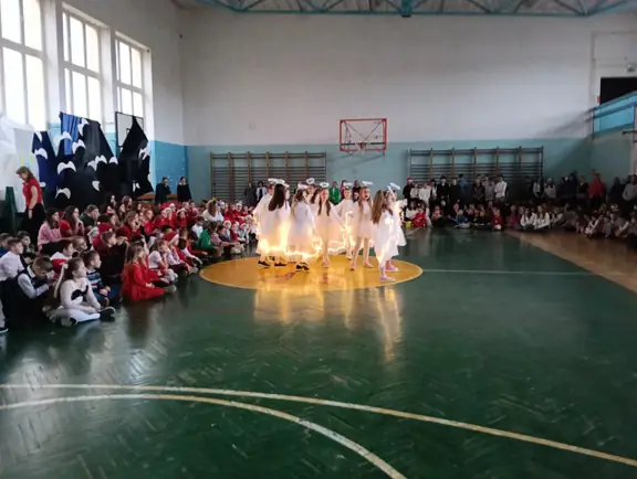 uczennice wykonujące taniec anioła