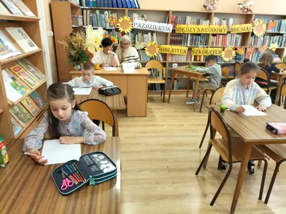 Uczniowie czytają ze zrozumieniem treść zadań konkursowych.