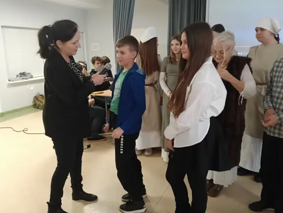 pani-dyrektor-joanna-szczecinska-wrecza-zwyciezcom-nagrody-jpg