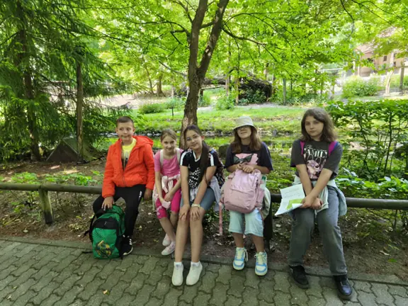 Uczniowie zwiedzają ogród zoologiczny