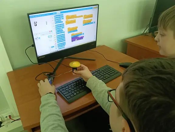 uczeń programuje CyberPI