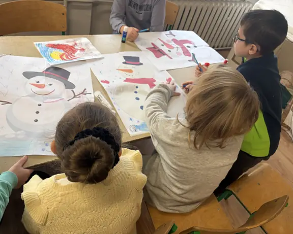 w-sali-kroluja-sniezne-postacie-z-marchewkowym-nosem--jpg