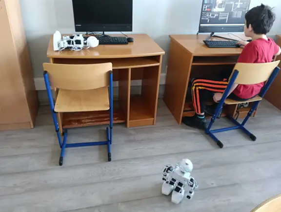 uczen-testuje-sterowanie-robotem-jd-humanoid-w-srodowisku-arc-jpg
