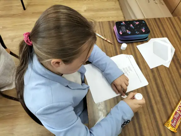 Uczennica z kl. IIIb wykonuje zadanie konkursowe.