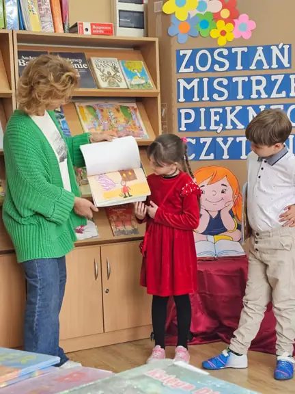 Uczennica kl. Ia demonstruje klasową książeczkę.