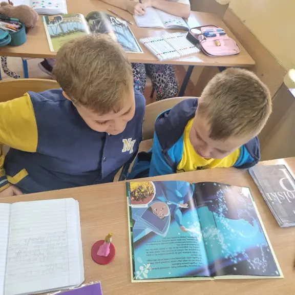 Uczniowie z kl. IVa wypisują bohaterów bajki.