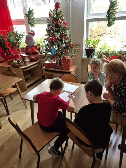 grupa-nr-4-z-kl--2a-wykonuje-zadanie-w-escape-roomie--jpg