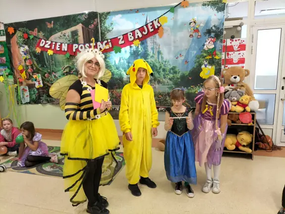 Dzieci rozwiązują bajkowe zagadki.