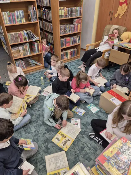 uczniowie-zapoznaja-sie-z-fragmentami-tekstu-z-ksiazeczek-przygotowanych-przez-panie-bibliotekarki-4--jpg