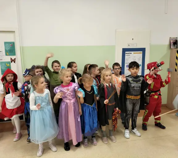 Dzień Postaci z Bajek - pamiątkowe zdjęcie dzieci z kl. Ia.