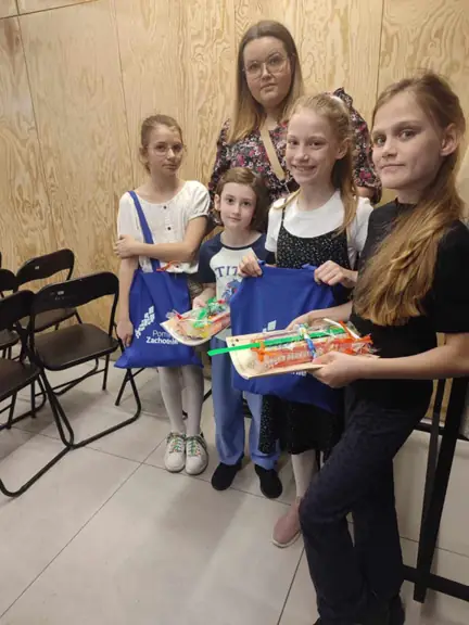 Uczennice młodszych klas wraz z opiekunką- panią Justyną