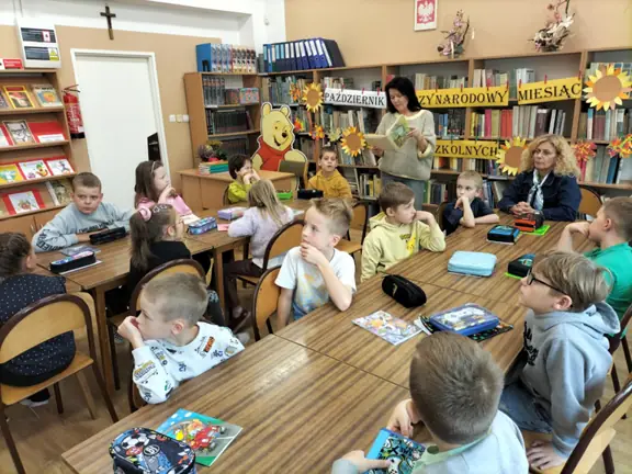 Wychowawczyni kl. IIb czyta dzieciom wiersz - Mucha - J. Brzechwy.