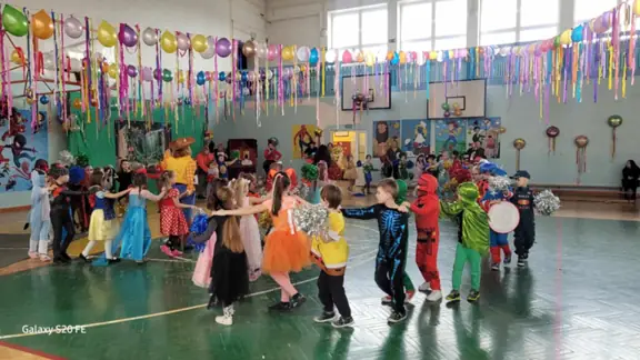 Tańce przedszkolaków podczas balu karnawałowego w SP2.