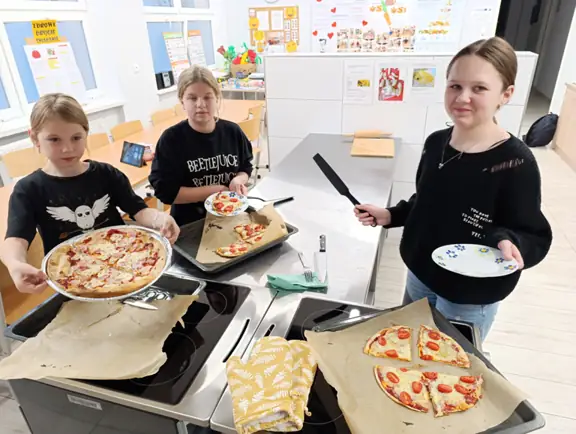 uczniowie przy pracy w kuchni