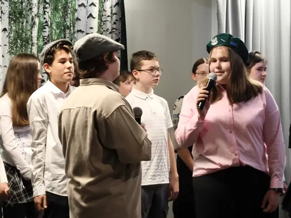 Śpiewający uczniowie z klasy 7c