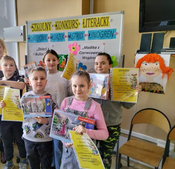 Uczestnicy Szkolnego Konkursu Czytelniczego pod hasłem Bohaterowie  książek A. Lindgren z dyplomami i nagrodami.
