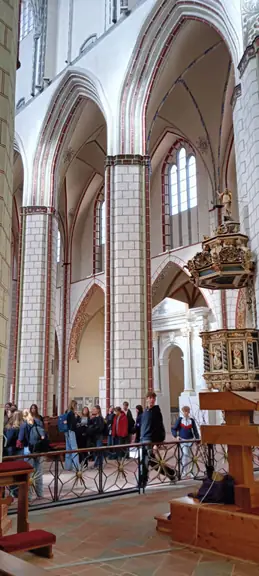 Uczniowie zwiedzają Kolegiatę