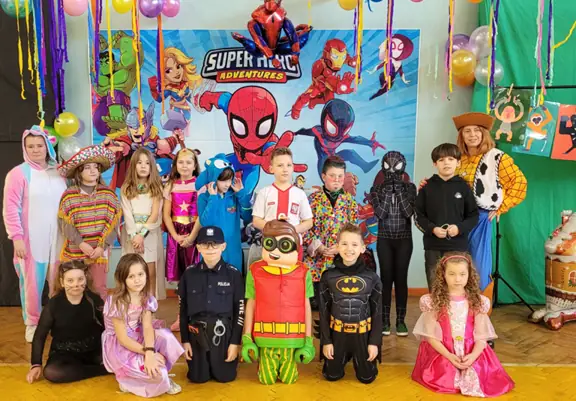 Uczniowie klasy 2a z wychowawcami, pozują do zdjęcia w strojach karnawałowych