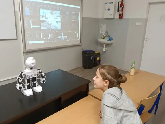 uczeń testuje robota JD Humanoid w rozpoznawaniu twarzy