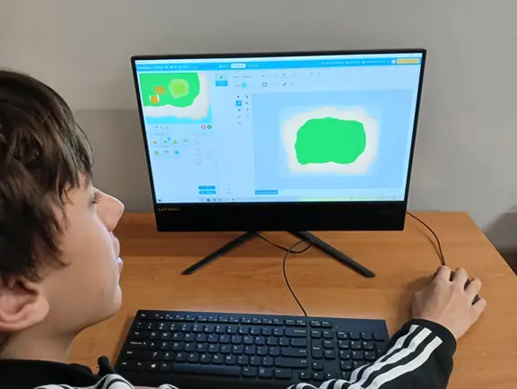 uczeń prezentuje własną grę w mBlock