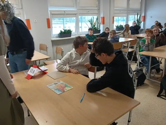 uczniowie-zlozyli-puzzle-historyczne-jpg