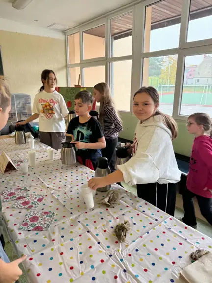 uczniowie częstują melisą