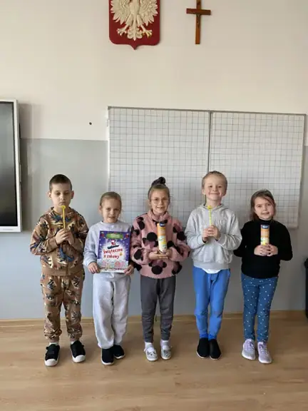 Uczniowie kl. Ib otrzymali nagrody za piękne bajkowe ilustracje.