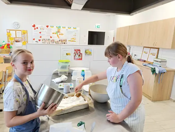 uczniowie przy pracy w kuchni