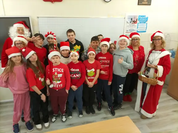 Pamiątkowe zdjęcie kl. Vc z Mikołajem.