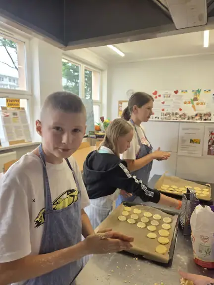 uczniowie przy pracy w kuchni