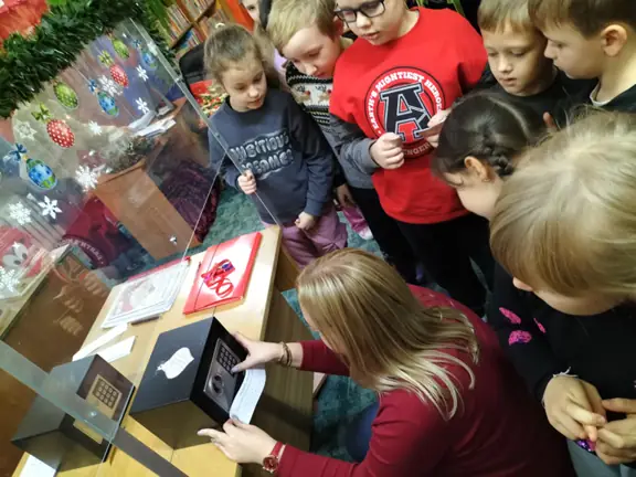 wychowawczyni-kl--2c-wystukuje-szyfr-na-drzwiach-sejfu--jpg