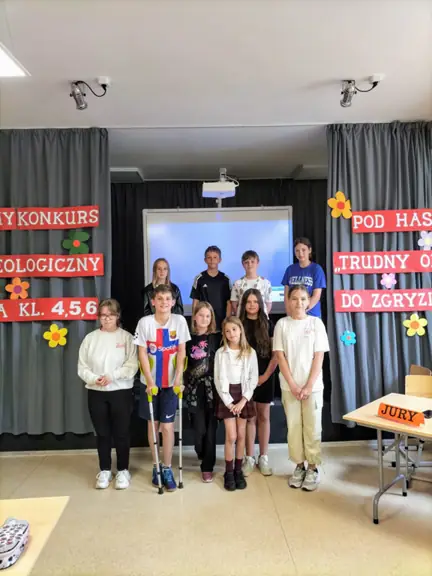 Pamiątkowe zdjęcie zwycięzców Szkolnego Konkursu Frazeologicznego dla kl. IV-VI