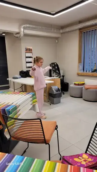 Dziewczynka pokazuje kalambury.