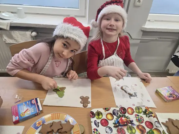 Uczniowie ozdabiają pierniki