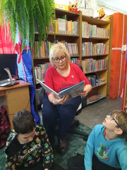 pani-bibliotekarka-czyta-dzieciom-z-kl--3b-ksiazke-najpiekniejsze-swieta--jpg