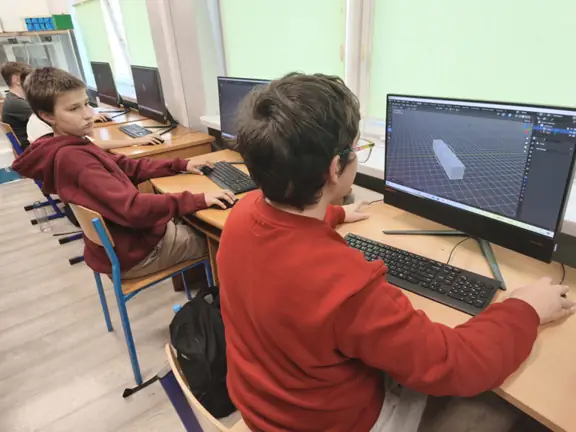 uczniowie-tworza-modele-proste-modele-3d-w-blenderze-jpg
