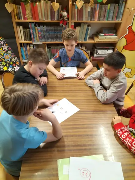 grupa-nr-4-z-kl--3a-rozwiazuje-rebus--jpg