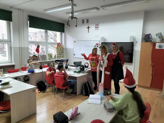 Z okazji mikołajek p. bibliotekarki odwiedziły uczniów z kl. IVc i obdarowały ich ciasteczkami.