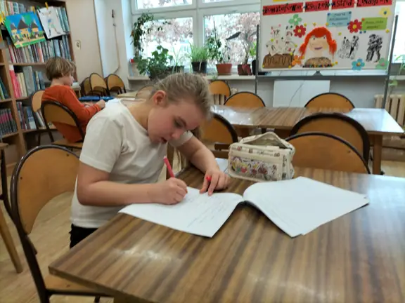 uczennica-kl--3b-wykonuje-konkursowe-zadania--jpg