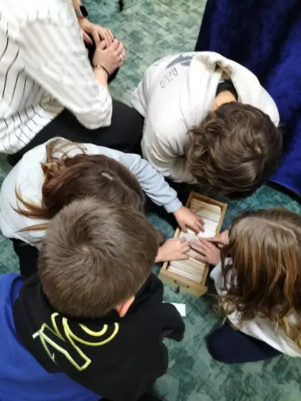 uczniowie-kl--va-pracuja-z-katalogiem-tytulowym--jpg