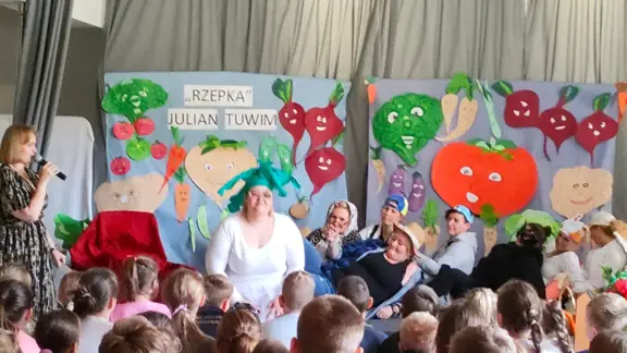 Przedstawienie pt. Rzepka w wykonaniu nauczycielek 