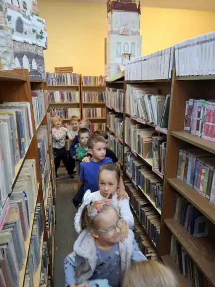 Dzieci z grupy 01 Biedronki zwiedzają bibliotekę