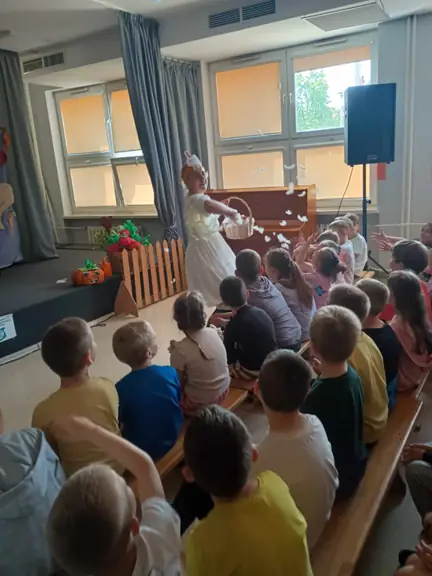 Kurka rozrzuca piórka.