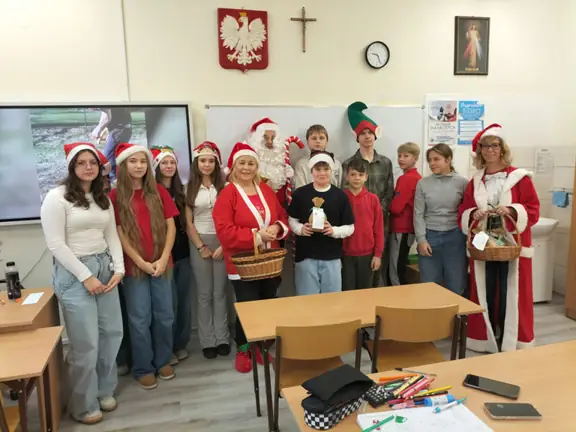 Pamiątkowe zdjęcie kl. VIIb z Mikołajem.