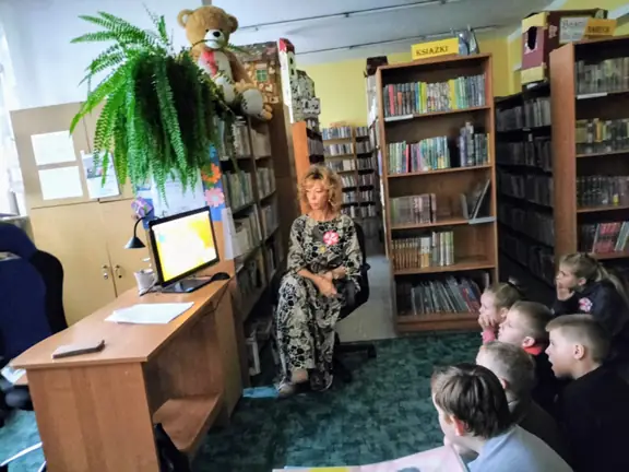 Dzieci razem z p. bibliotekarką oglądają film pt. 11 listopada - Święto Niepodległości.