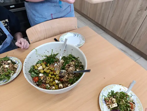 uczniowie próbują swoich potraw