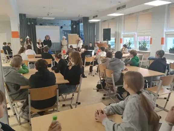 uczestnicy-konkursu-i-towarzyszacy-im-uczniowie-jpg