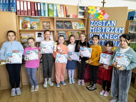 Uczennice kl. I-III otrzymały dyplomy dla swoich klas za wykonaną książeczkę.