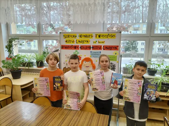 pamiatkowe-zdjecie-uczestnikow-szkolnego-konkursu-tworczosci-astrid-lindgren--jpg