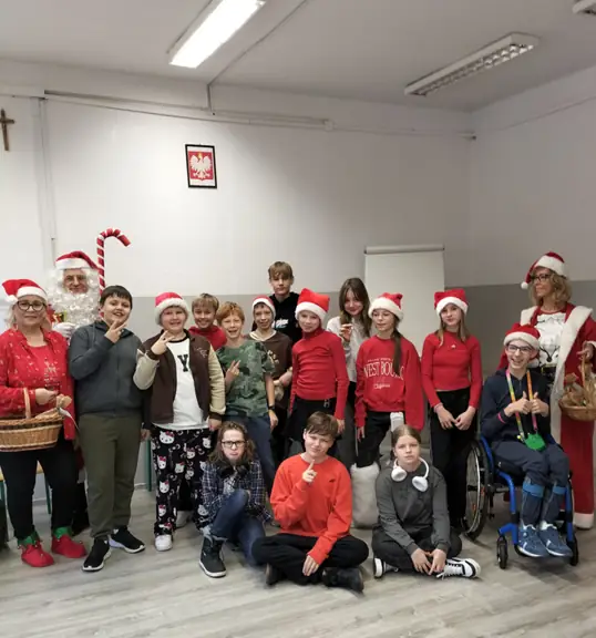 Pamiątkowe zdjęcie kl. VIb z Mikołajem.